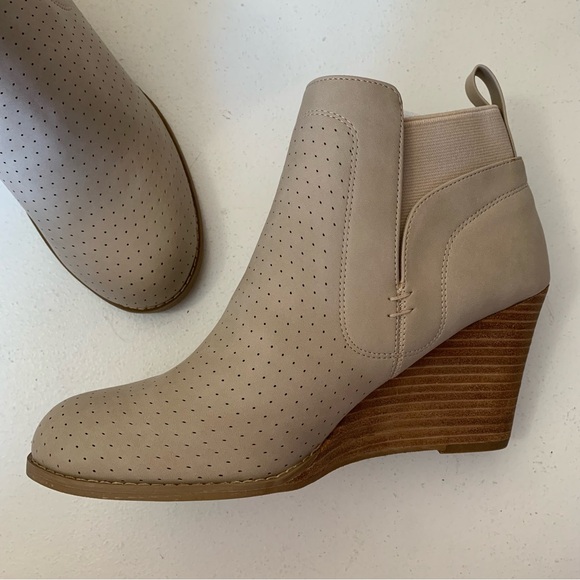 DV Dolce Vita Beige Wedge Heel Gerdy Ankle Bootie Boot Size 8.5 NEW WITHOUT BOX - Picture 1 of 17